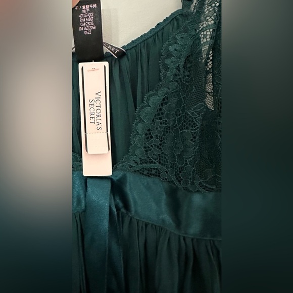 ✨NWT✨ Victoria's Secret: Chemise - Size Medium - Picture 7 of 9